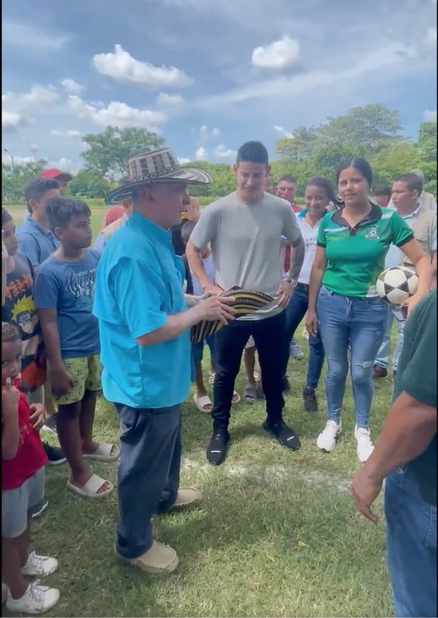 EN VIDEO: Pillaron a James Rodríguez visitando al expresidente Álvaro Uribe en Montería James Rodríguez estuvo junto a Álvaro Uribe en una escuela de fútbol de Montería.