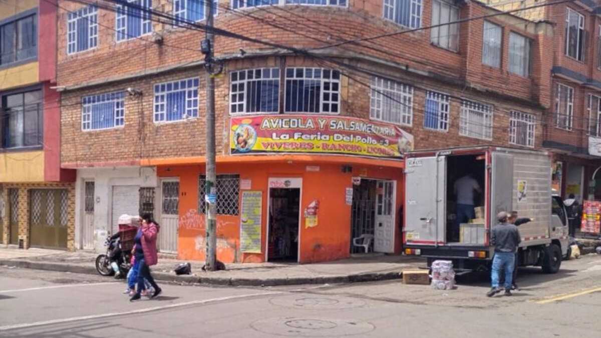 En video quedó registrado el momento en que asesinan a un carnicero en Ciudad Bolívar En las últimas horas se conoció el video de una cámara de seguridad en donde quedó registrado el crimen de un carnicero en el barrio Perdomo, en Ciudad Bolívar.