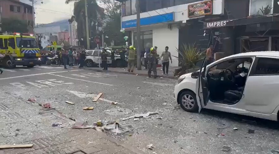 Explosión en centro comercial de Medellín deja 5 heridos Por lo menos 5 heridos han sido reportados por las autoridades en Medellín luego de la explosión que se registró en un local comercial del barrio Laureles, por la carrera 70.