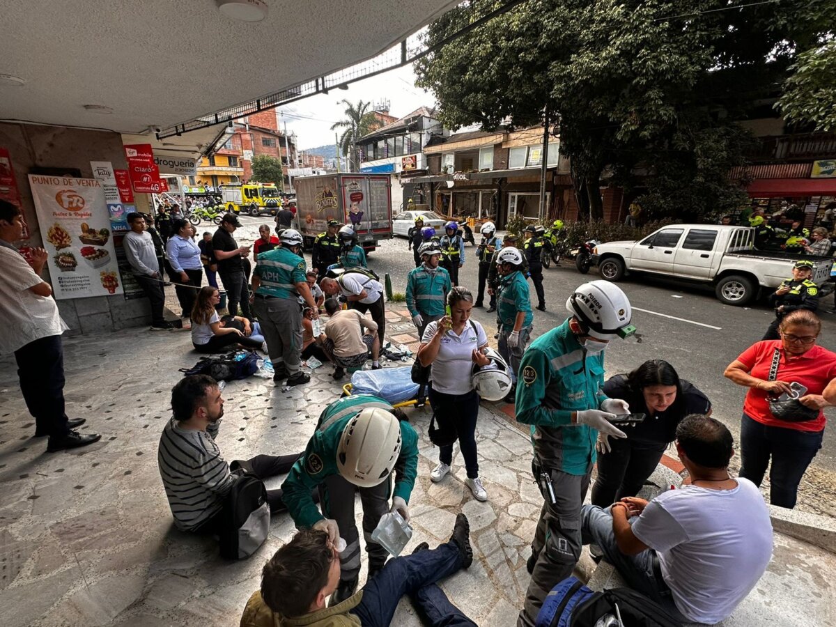Explosión en centro comercial de Medellín deja 5 heridos Por lo menos 5 heridos han sido reportados por las autoridades en Medellín luego de la explosión que se registró en un local comercial del barrio Laureles, por la carrera 70.