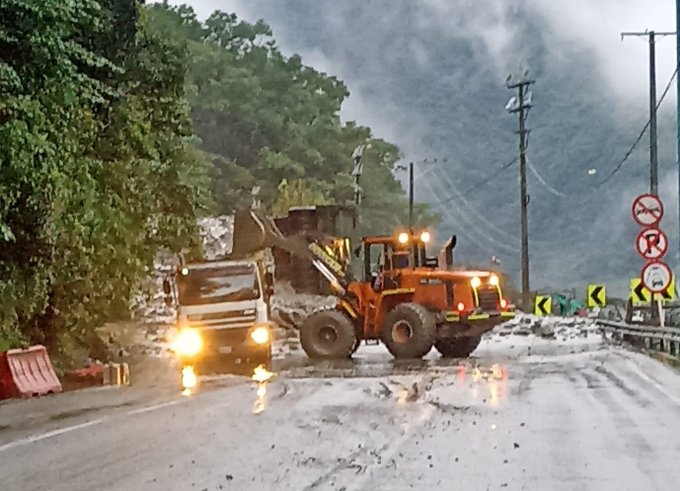 Trancón en la vía Bogotá-Villavicencio por deslizamiento de tierra