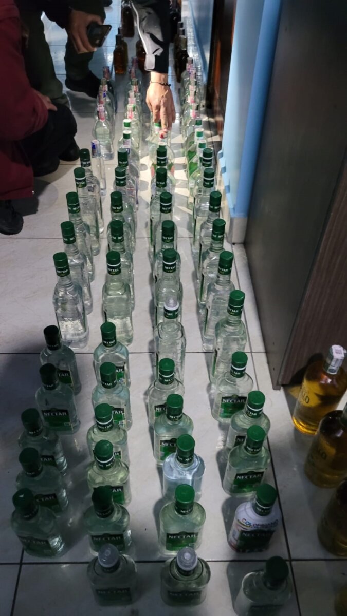 Incautan 120 botellas de licor adulterado Incautaron 120 botellas de licor adulterado que estaban escondidas en el techo de una vivienda en Kennedy.