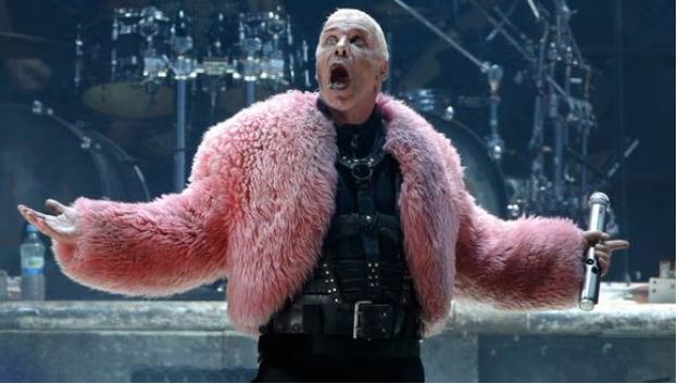 Justicia alemana investigará al vocalista de Rammstein, acusado de agresiones sexuales Till Lindemann, vocalista de la banda Rammstein fue acusado por la justicia alemana luego de que se conocieron varios casos de seguidoras que aseguraron ser abusadas luego de las presentaciones en varios países de Europa.