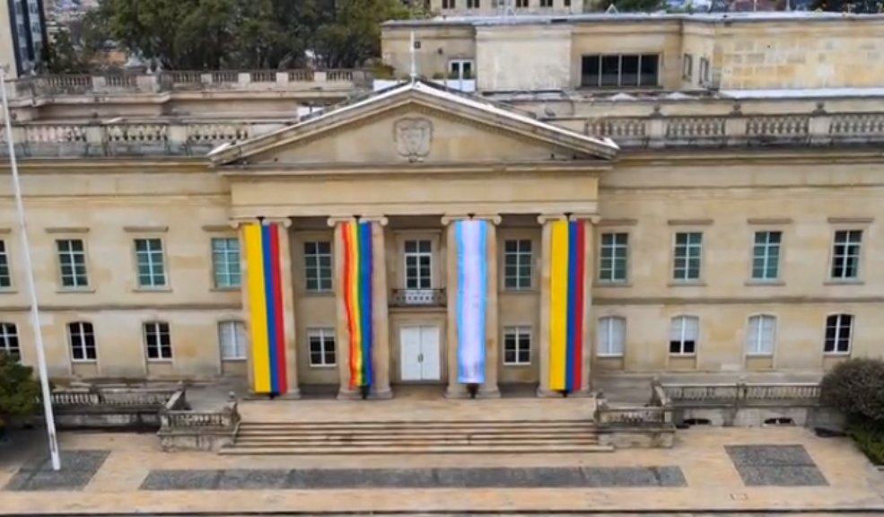 La Casa de Nariño se vistió por primera vez en la historia con los colores de la bandera LGBTIQ+ Al mediodía de este miércoles, la Casa de Nariño izó por primera vez en la historia la bandera del Orgullo LGBTIQ+, justamente en el día en el que se conmemora la lucha por los derechos y la igualdad de esta población.
