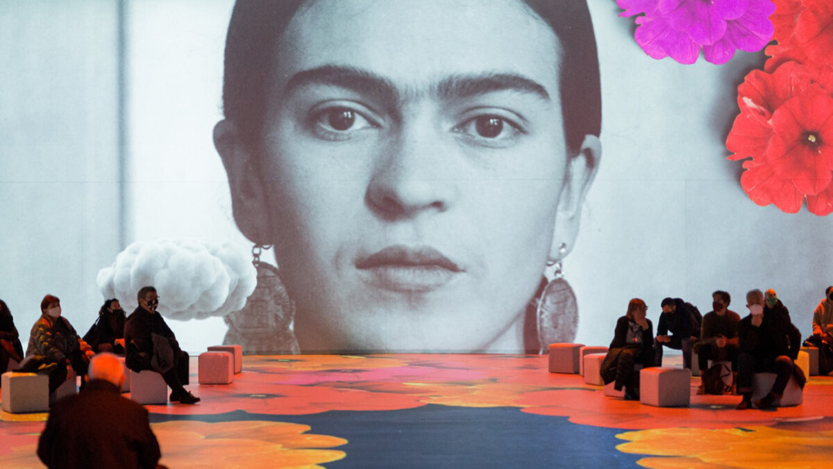 La exposición de Frida Kahlo que llega a Colombia Entre el 6 de julio y el 5 de septiembre los amantes de la artista mexicana podrán disfrutar de la exposición ‘Frida Kahlo, La Vida de un Icono’.
