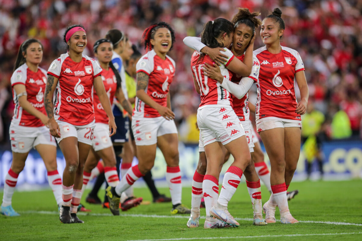 Liga Femenina: Las 'Leonas' van por la tercera estrella Esta noche Santa Fe buscará frente al América de Cali su tercer título de la Liga Femenina, en el juego de vuelta de la final que van ganando las 'Leonas' tras imponerse 2 a 0 en El Campín.