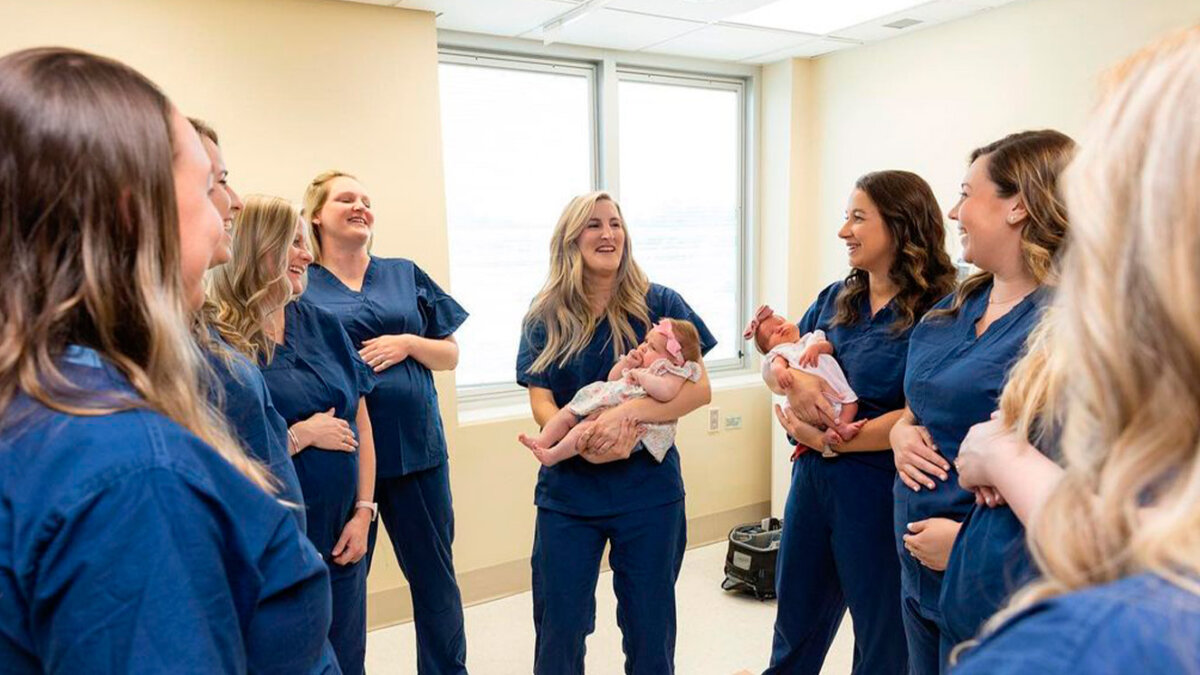 Oleada de embarazos: 12 enfermeras de un hospital están esperando bebé al mismo tiempo Una situación bastante curiosa se está presentando en el Centro Médico Regional de Riverside (RRMC) en Virginia (Estados Unidos), pues 12 enfermeras están embarazadas al mismo tiempo y es muy posible que todas den a luz con pocos días de diferencia.