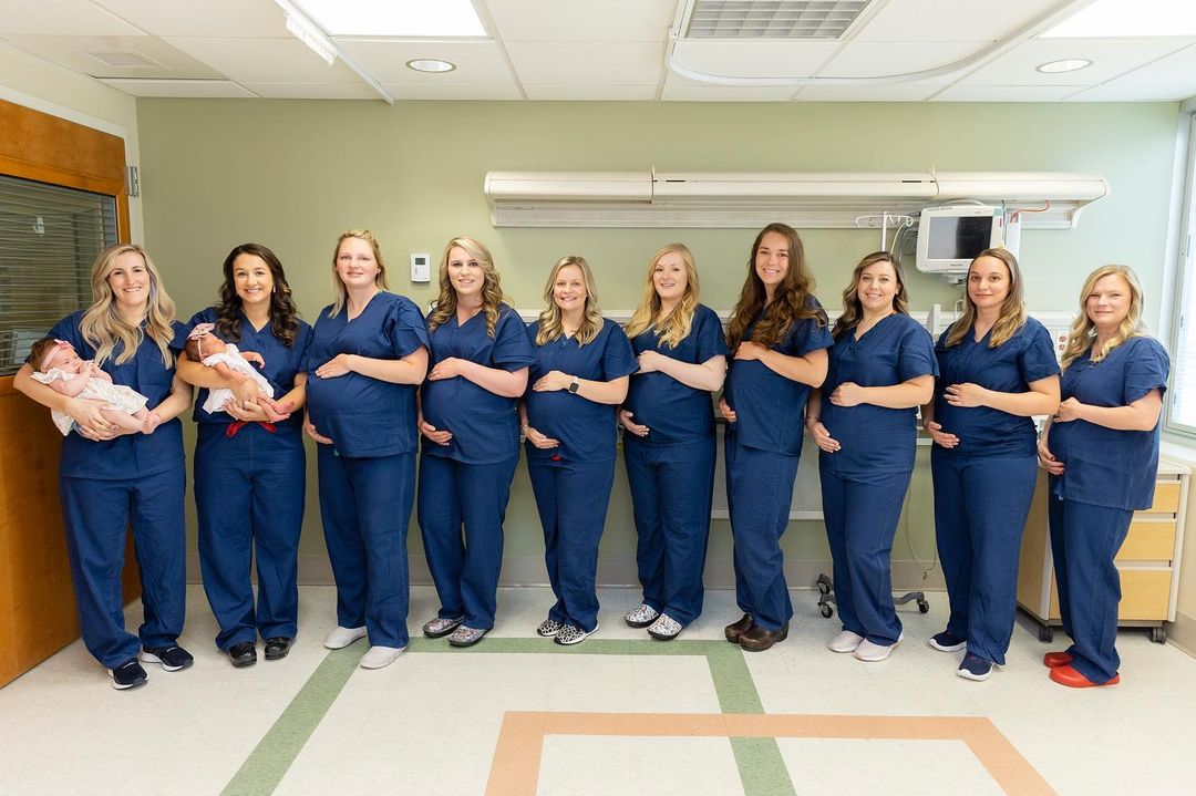 Oleada de embarazos: 12 enfermeras de un hospital están esperando bebé al mismo tiempo Una situación bastante curiosa se está presentando en el Centro Médico Regional de Riverside (RRMC) en Virginia (Estados Unidos), pues 12 enfermeras están embarazadas al mismo tiempo y es muy posible que todas den a luz con pocos días de diferencia.