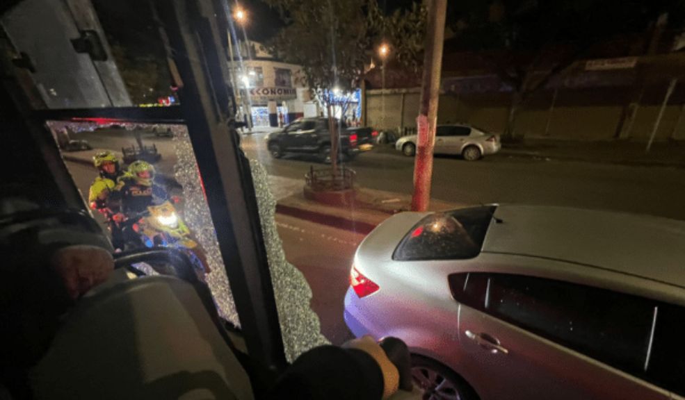 Brutal ataque a hinchas de Universitario de Perú en Bogotá Un bus que se movilizaba con hinchas de Universitario de Perú fue atacado por aficionados de Santa Fe.
