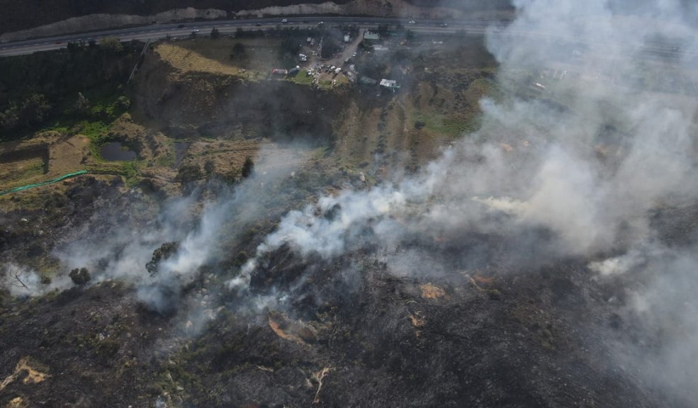 Controlan incendio forestal en Mosquera Bomberos lograron controlar la grave emergencia forestal en Cerro Gordo- Mosquera, pero los fuertes vientos podrían encender de nuevo las llamas.