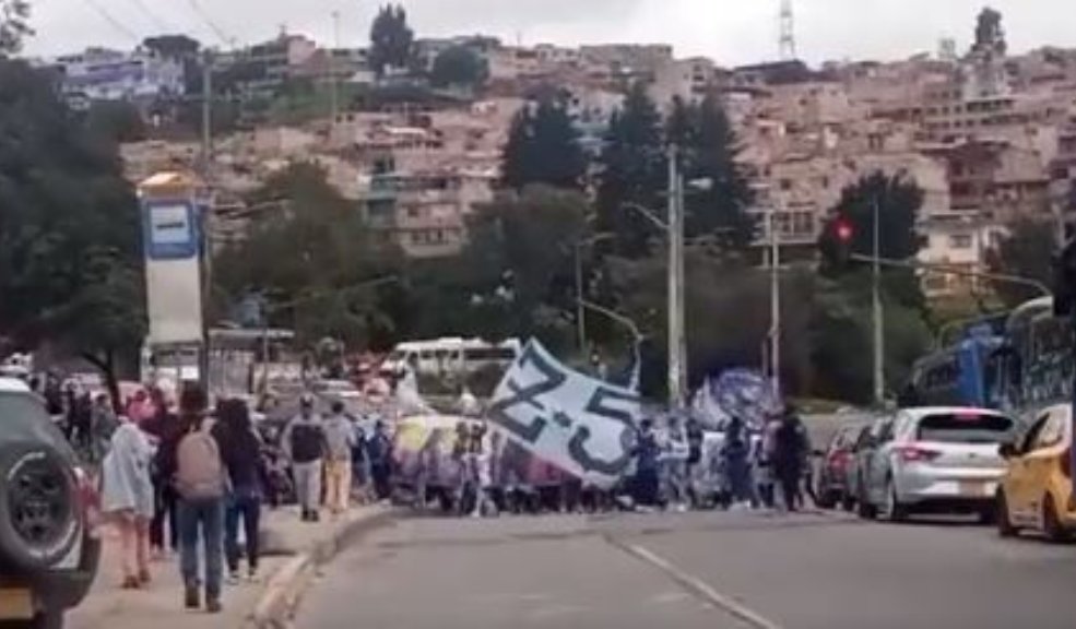 Hinchas de Millonarios se encuentran bloqueando la Av. Boyacá con Caracas Hinchas de Millonarios han generado afectación en algunas vías de Bogotá.