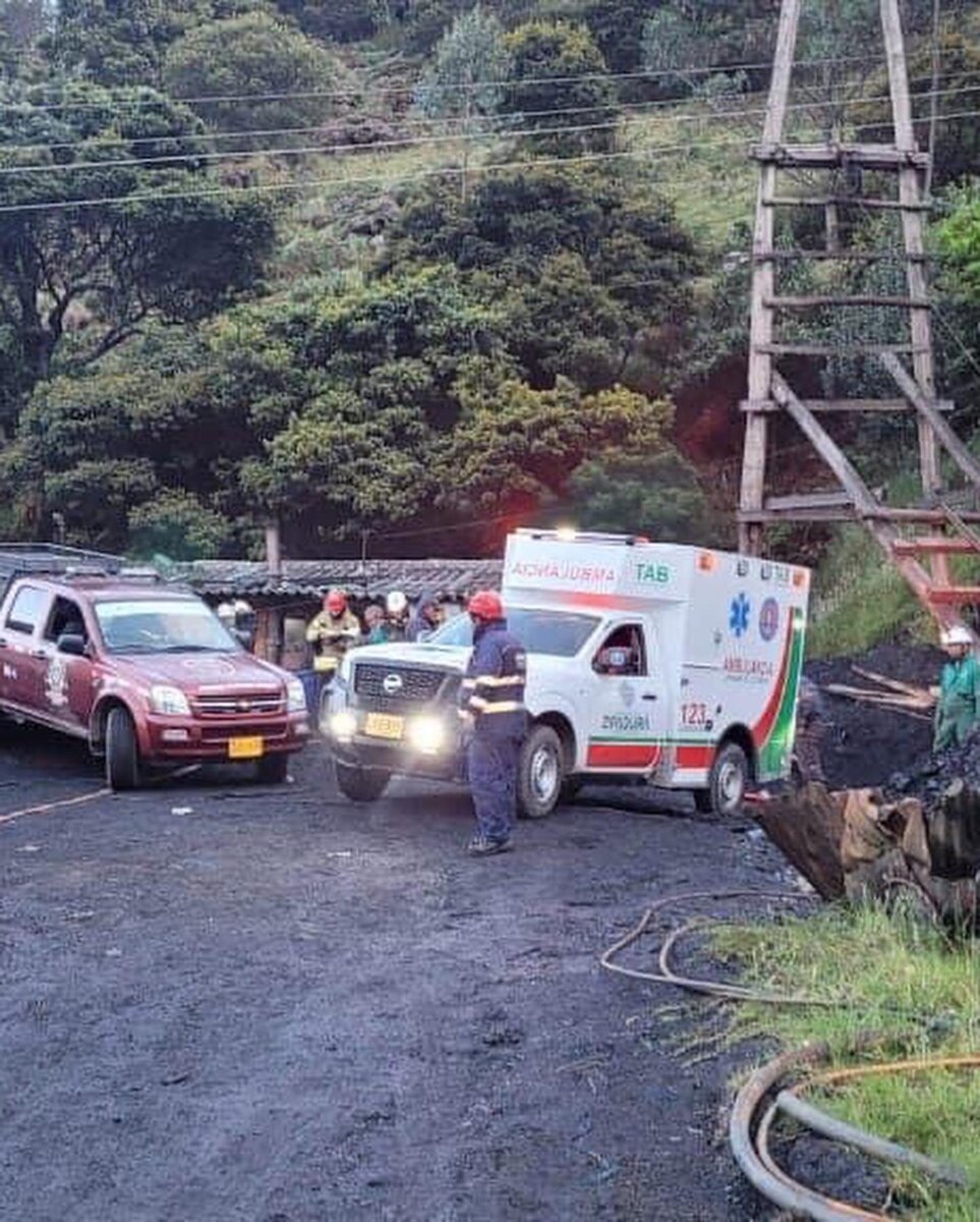 Rescatan con vida a los dos hombres atrapados en mina de Zipaquirá Dos mineros que habían quedado atrapados en una mina de carbón en el municipio de Zipaquirá, fueron rescatados con vida.