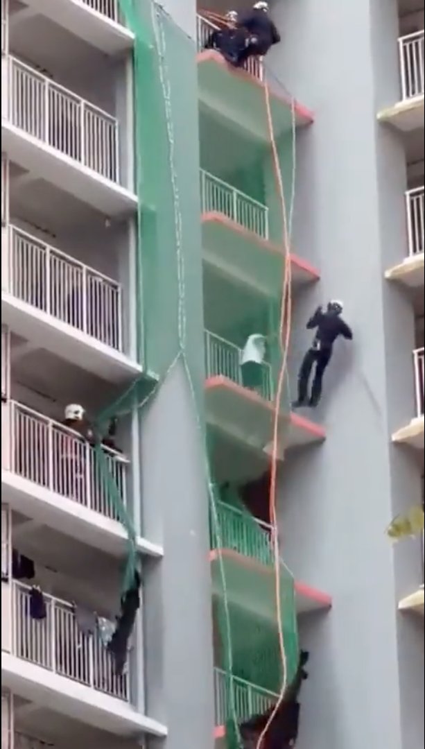 Rescate de película: bomberos evitaron una tragedia Bomberos evitaron que una mujer se lanzara desde un balcón.