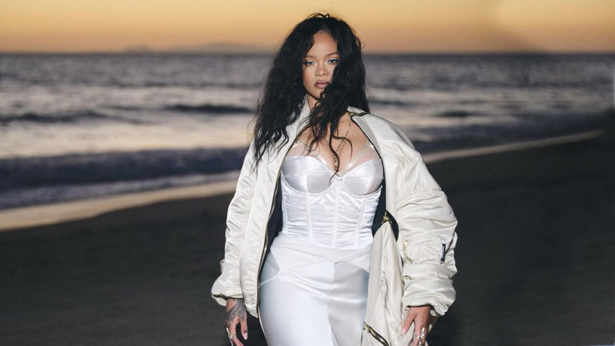 Rihanna se coronó como la mujer más rica del mundo Según la revista Forbes, la cantante Rihanna se convirtió en la artista femenina con más dinero en el mundo. La riqueza de la cantante y empresaria de Barbados alcanzó la suma de 1.700 millones de dólares (aproximadamente 728 mil millones de pesos colombianos). Su éxito financiero se debe a su marca de cosméticos Fenty Beauty con la que ha logrado recaudar más dinero que con su carrera musical.