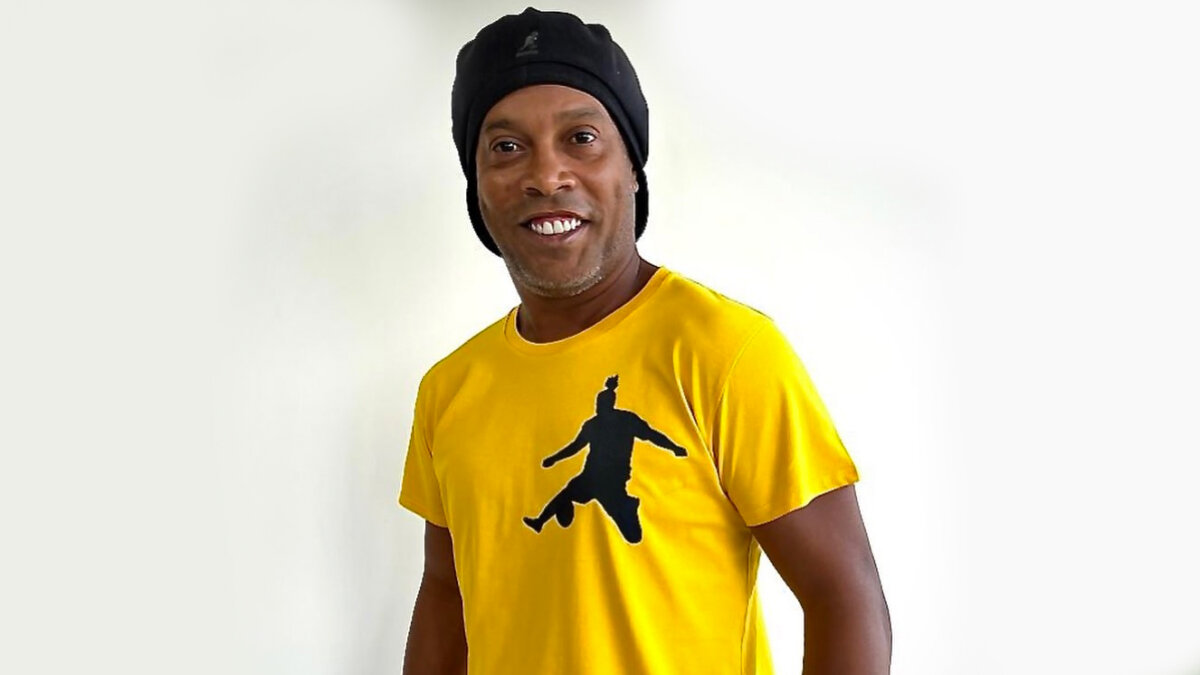 Ronaldinho jugará partido en Colombia y está buscando integrantes para su equipo Si no es porque sale de boca del mismo  Ronaldinho sería muy difícil de creer que el astro brasileño esté convocando talentos para jugar un partido en Medellín. 