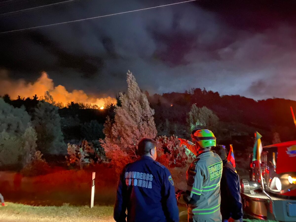 Se reactivó el incendio forestal en Mosquera Según el informe del capitán Álvaro Farfán, delegado departamental del cuerpo de Bomberos de Cundinamarca, informó que durante la noche de este domingo 18 de junio se presentó la reactivación del incendio en la zona boscosa de Mosquera.