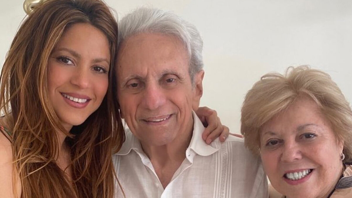 Shakira regresará a Colombia por grave estado de salud de su padre Shakira aterrizará en las próximas horas en Cartagena para acompañar a su padre en la intervención quirúrgica a la que será sometido para combatir grave enfermedad en su cerebro.