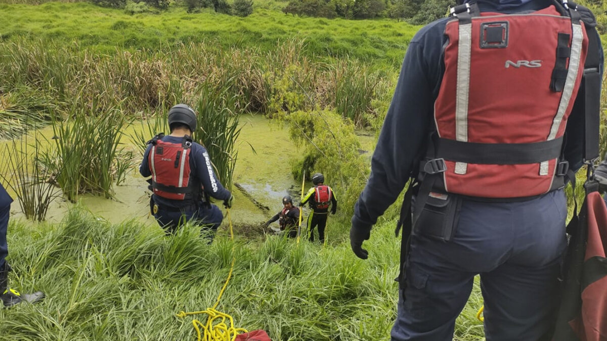 Hallan cadáver por la vía a Indumil en Soacha Varios transeúntes en Soacha dieron aviso a las autoridades luego de avistar un cadáver a orillas del río Bogotá, por la vía a Indumil.