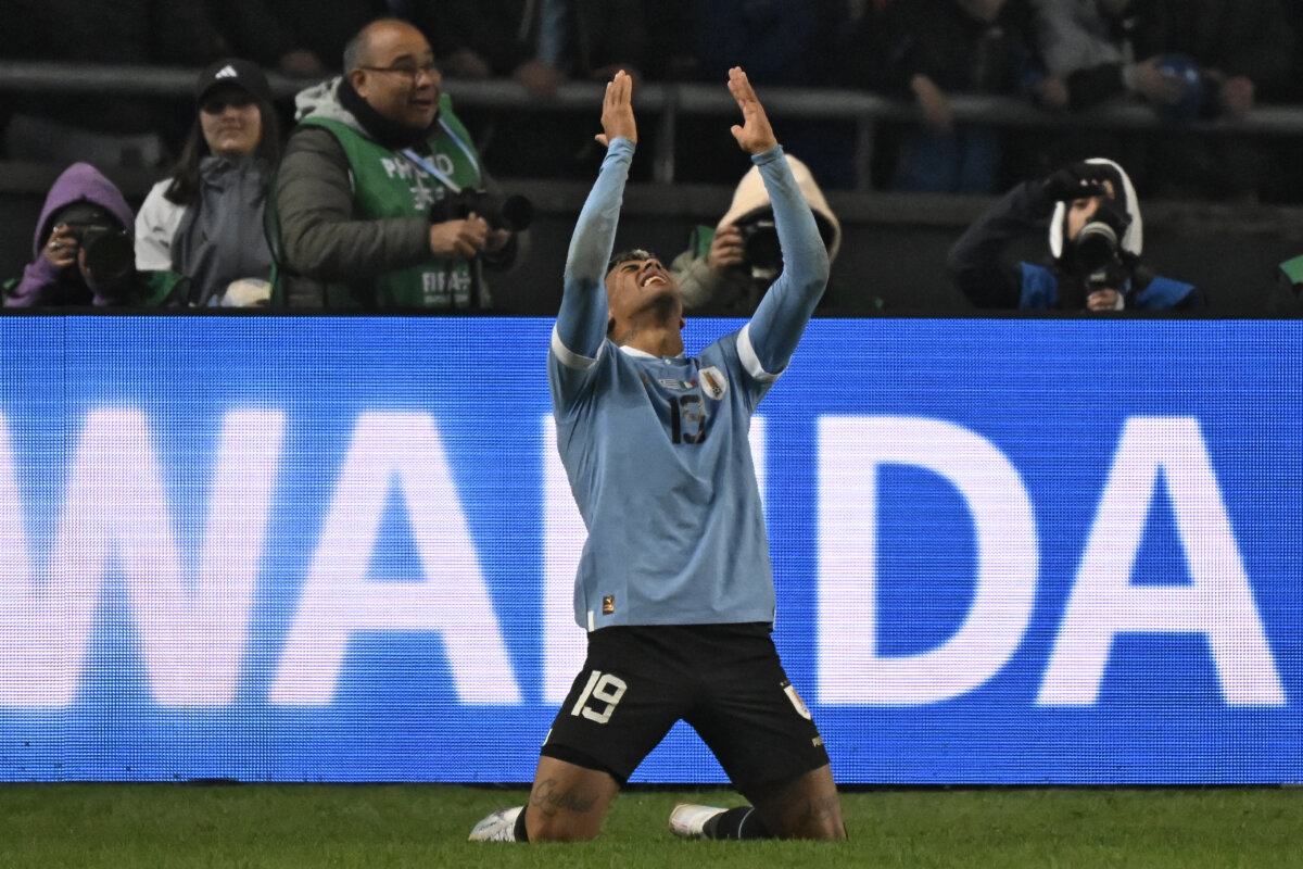 Uruguay se hizo con la gloria en el Mundial Sub-20 Uruguay conquistó por primera vez en su historia el Mundial Sub-20 este domingo en Argentina al vencer en la final a Italia por 1-0.