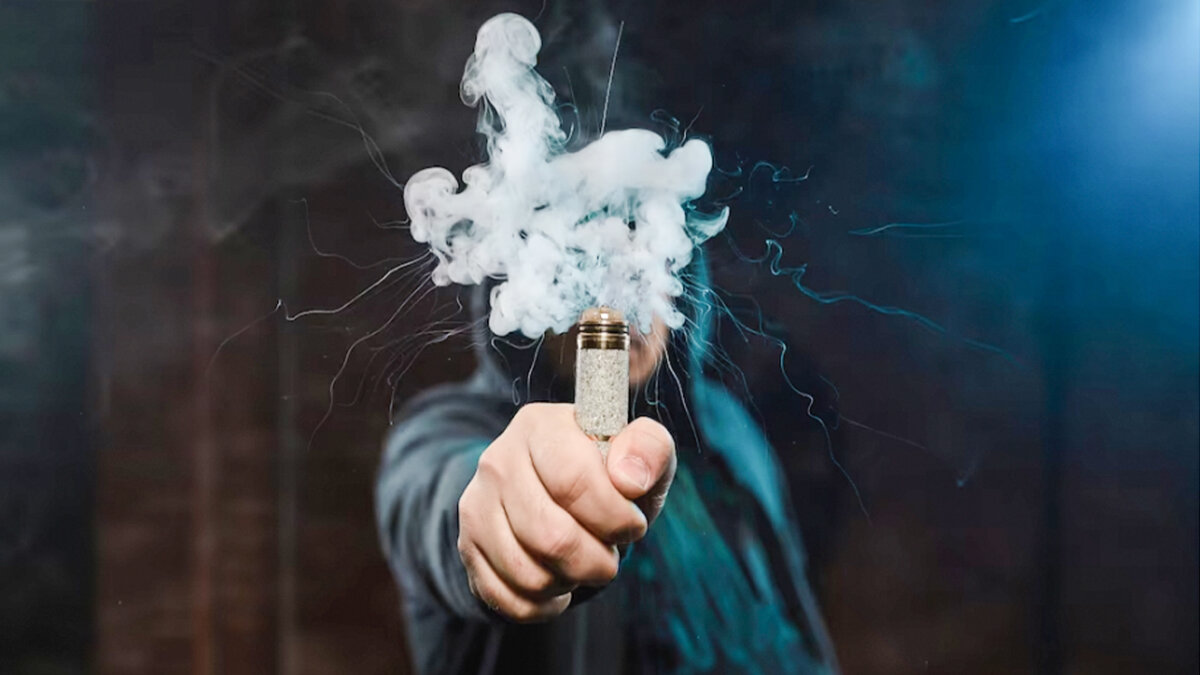 Vapeadores, ‘en la mira’ por riesgos en la salud Viene en aumento la ‘moda’ juvenil del vapeo. Los llamados cigarrillos electrónicos o vapeadores se venden como una opción más ‘sana’ para fumar, pero no son tan ‘saludables’ como se piensa.
