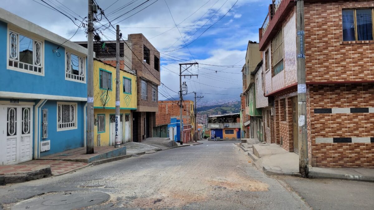 Vil ataque con arma blanca en La Joya Un hombre de 36 años fue vilmente atacado con arma blanca en una calle del barrio La Joya, en la localidad de Ciudad Bolívar.