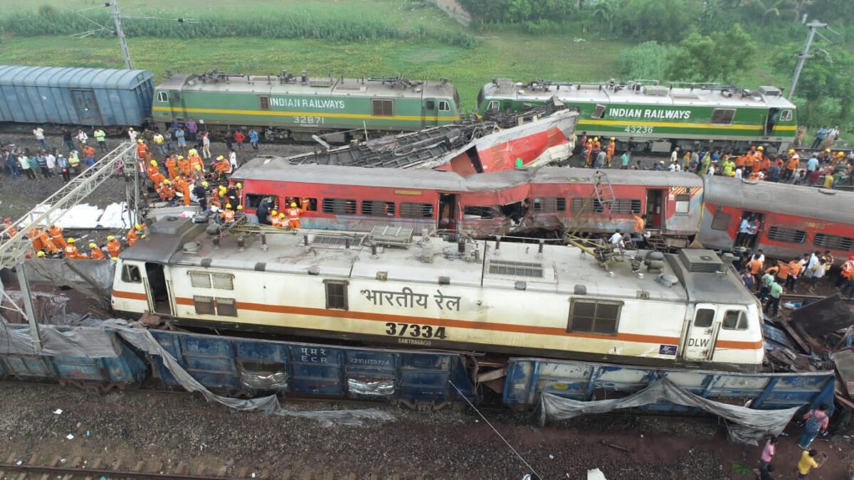 Tragedia en India: más de 200 muertos y 900 heridos deja choque de trenes Un choque entre trenes en la India deja hasta el momento 233 muerto y alrededor de 900 heridos.
