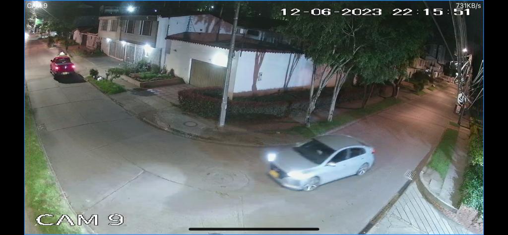 Ya son 4 las víctimas del carro gris: se robaron una camioneta en Fontibón Q'HUBO conoció en exclusiva los videos de las cámaras de seguridad del barrio Modelia, en Fontibón, donde los ladrones del carro gris atacaron de nuevo y esta vez hurtaron una camioneta.