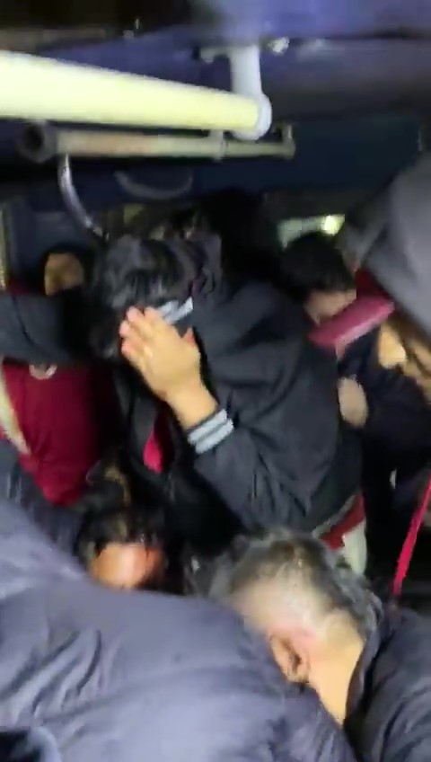 Brutal ataque a hinchas de Universitario de Perú en Bogotá Un bus que se movilizaba con hinchas de Universitario de Perú fue atacado por aficionados de Santa Fe.