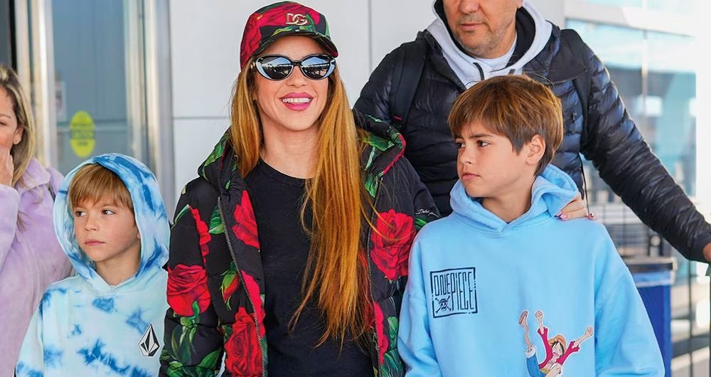 Dura noticia para Shakira: sus hijos ya conocen a Clara Chía Para sorpresa de muchos, los hijos de Shakira y Piqué ya conocen a la nueva pareja del exfutbolista español, Clara Chía.