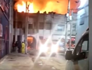 Voraz incendio de una bodega en Los Mártires