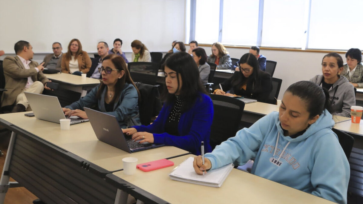 ¡En Bogotá hay 7,200 becas para estudiar! Hasta el próximo 17 de julio estará abierta la tercera edición de la convocatoria 'Todos a la U', la cual promueve la Agencia Distrital para la Educación Superior, la Ciencia y la Tecnología (Atenea) y la Secretaría de Educación.