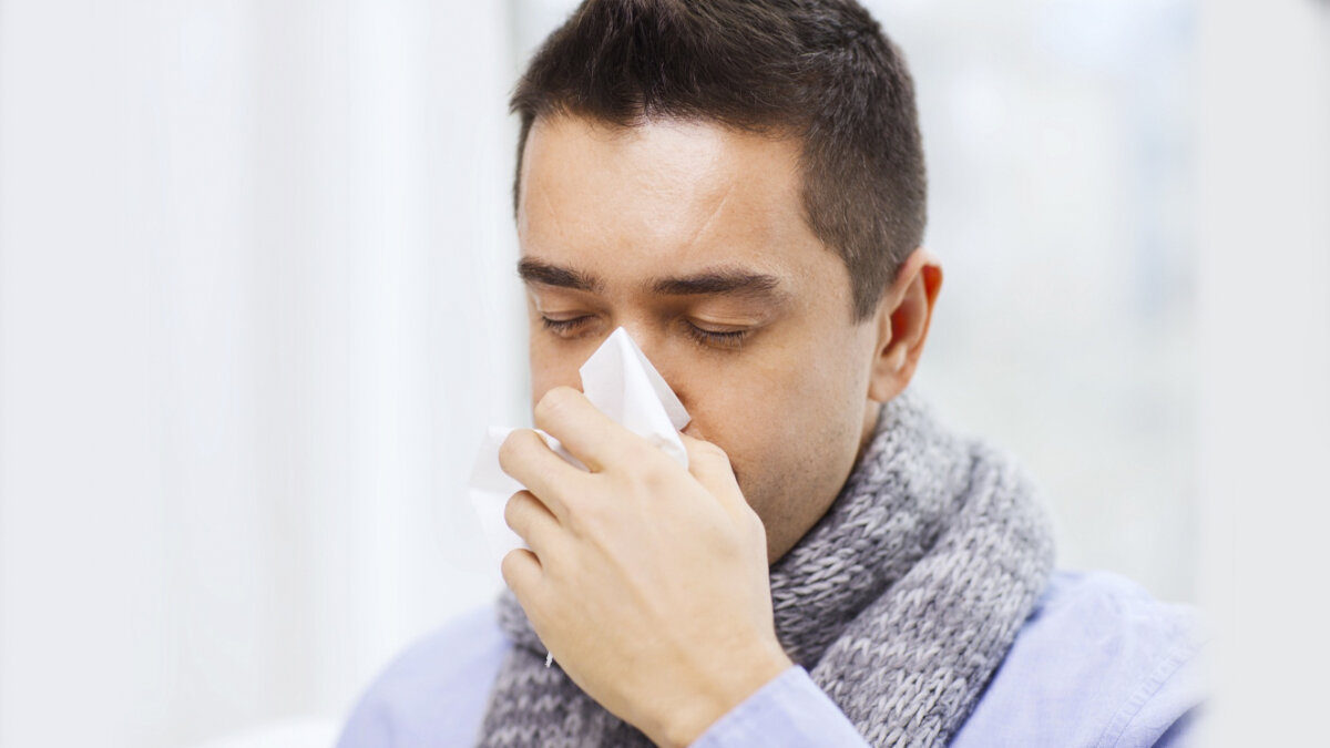 ¡Hágale el quite a la gripa! Según la Organización Mundial de la Salud, la gripe, también conocida como influenza, es una enfermedad respiratoria contagiosa que infecta la nariz, la garganta y los pulmones. Puede ocasionar episodios desde leves hasta graves, y a veces llega a ser mortal. Esta enfermedad viral se contagia fácilmente de persona a persona por medio de microgotas en la tos o estornudos y suele propagarse rápidamente en forma de epidemias estacionales. 
