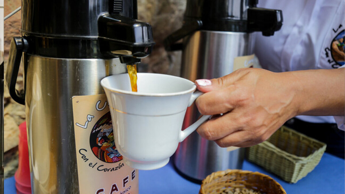 ¿Tomar café en ayunas es malo? Aquí le contamos El café es una de las bebidas más consumidas en el mundo, pero tomarlo con el estómago vacío puede tener efectos negativos en la salud.