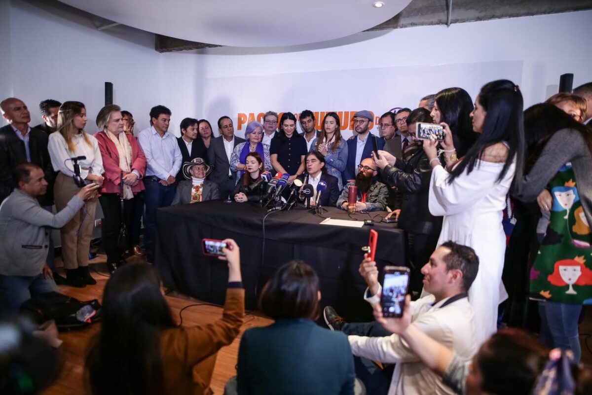 Gustavo Bolívar será candidato a la Alcaldía de Bogotá El candidato a la Alcaldía de Bogotá por el Pacto Histórico, Gustavo Bolívar, aseguró que en su programa de gobierno el eje fundamental será la educación.