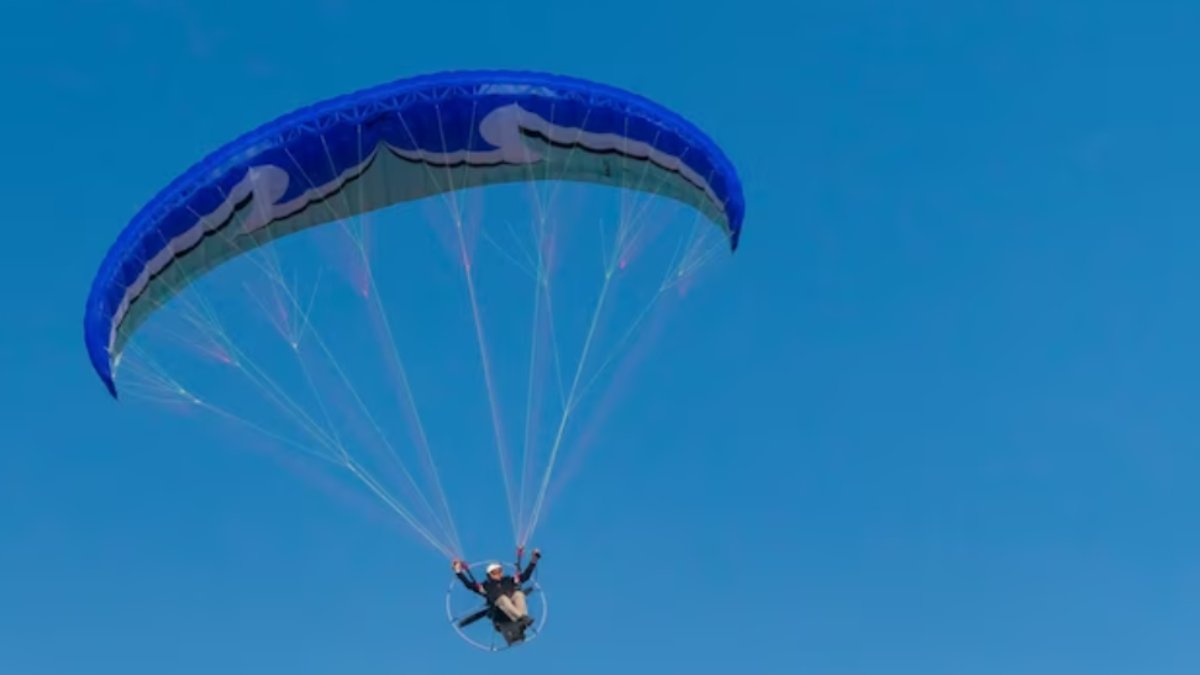 Tragedia en Cundinamarca: instructor de paracaidismo falleció en pleno salto Fredy Pardo, instructor de paracaidismo, falleció en medio de un salto, luego de que su paracaídas presentara una falla.