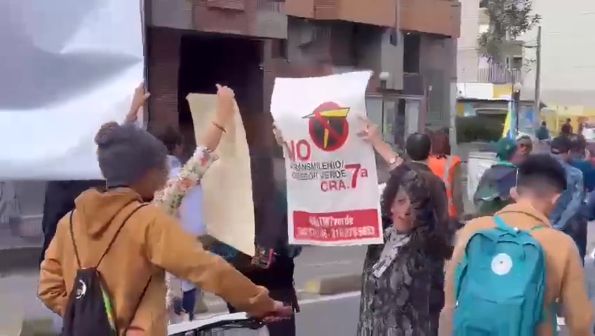 A esta hora: manifestación en la Carrera Séptima en contra del Corredor Verde Durante la mañana de este jueves se llevó a cabo una manifestación por parte de un grupo de ciudadanos en la Carrera Séptima con Calle 72 para evidenciar su rechazo ante el proyecto del Corredor Verde impulsado por la Alcaldía de Bogotá.
