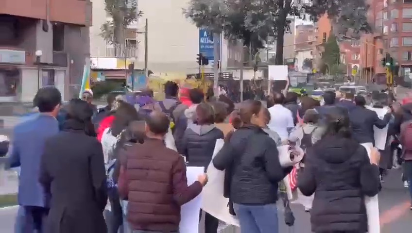 A esta hora: manifestación en la Carrera Séptima en contra del Corredor Verde Durante la mañana de este jueves se llevó a cabo una manifestación por parte de un grupo de ciudadanos en la Carrera Séptima con Calle 72 para evidenciar su rechazo ante el proyecto del Corredor Verde impulsado por la Alcaldía de Bogotá.