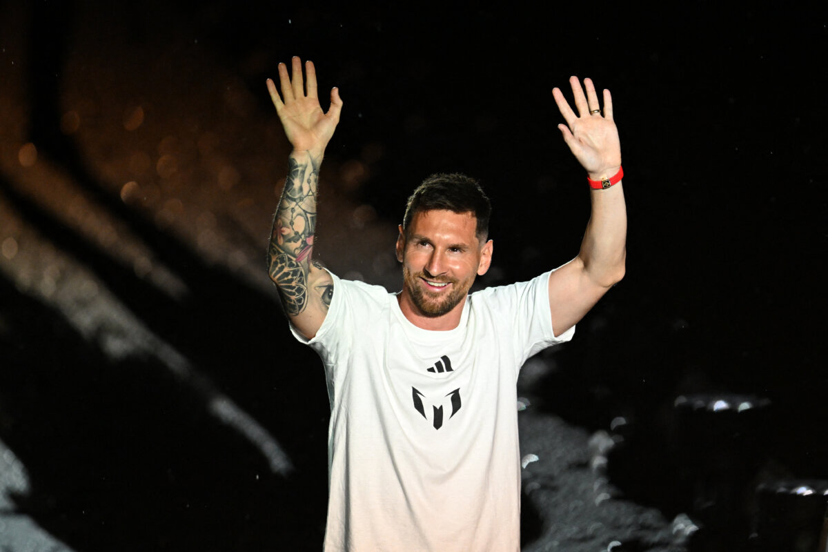 Así fue la presentación de Messi en el Inter Miami Lionel Messi ya posó con la camiseta del Inter Miami, de los Estados Unidos, en un acto masivo que se celebró en el estadio DNV PNK, de Fort Lauderdale, bajo una copiosa lluvia y millones de aplausos.