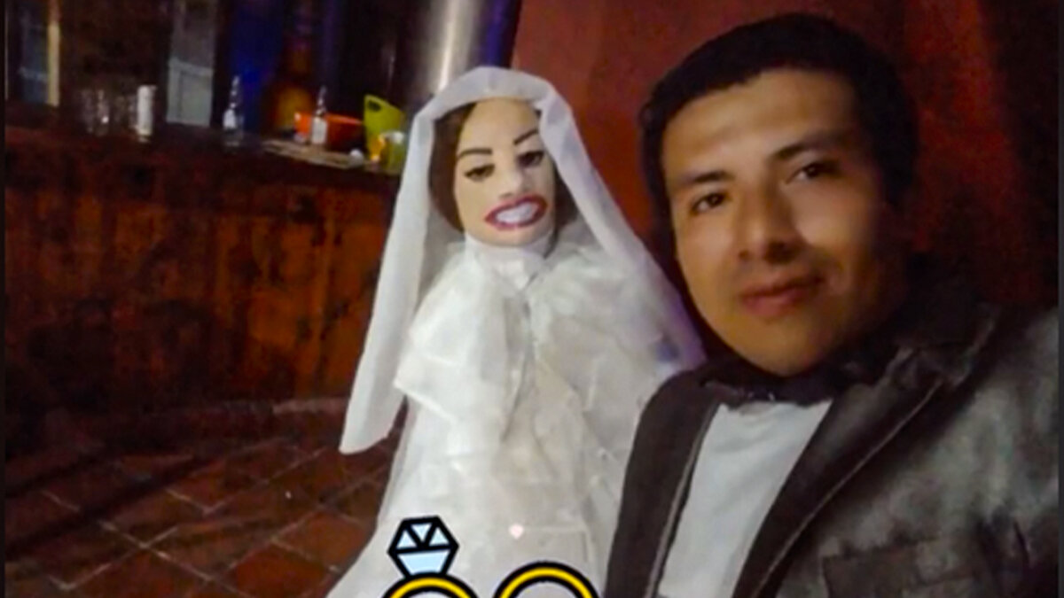EN VIDEO: Así fue la boda de Cristian Montenegro y su muñeca de trapo Cristian Montenegro mostró en un video que se casó con su muñeca de trapo.