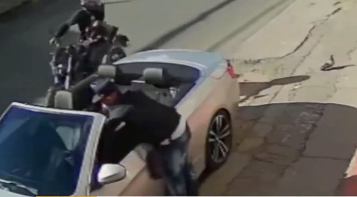 EN VIDEO: Así robaron a un joven en su carro en Modelia En video quedó registrado el momento en el que un delincuente con pistola en mano, despoja de sus pertenencias a un joven que se encuentra dentro de su vehículo estacionado en una calle del barrio Modelia, de la localidad de Fontibón.