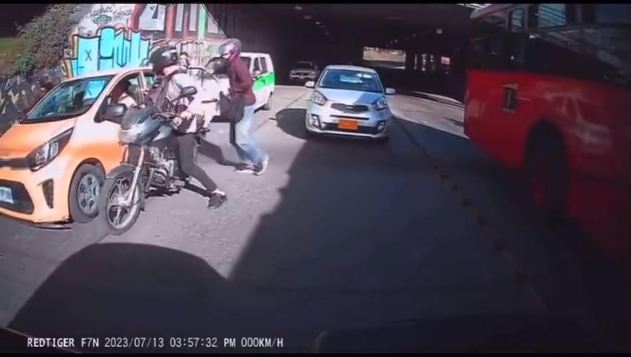 EN VIDEO: Indignante robo a un taxi en la Calle 80 En video quedó registrado el momento en el que un taxista y su pasajera son atracados por delincuentes que se movilizan en motocicletas. El robo ocurrió a plena luz del día en la Calle 80.