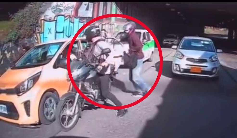EN VIDEO: Indignante robo a un taxi en la Calle 80 En video quedó registrado el momento en el que un taxista y su pasajera son atracados por delincuentes que se movilizan en motocicletas. El robo ocurrió a plena luz del día en la Calle 80.