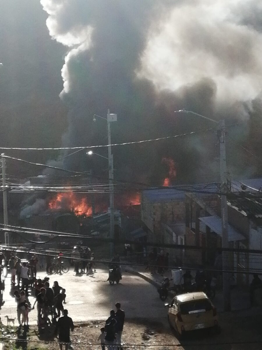 Emergencia en Ciudad Bolívar: voraz incendio en El Paraíso Varias casas resultaron afectadas por un incendio en el sector de El Paraíso, en Ciudad Bolívar, y en este momento las autoridades luchan por controlar las llamas que han dejado a varias familias afectadas.