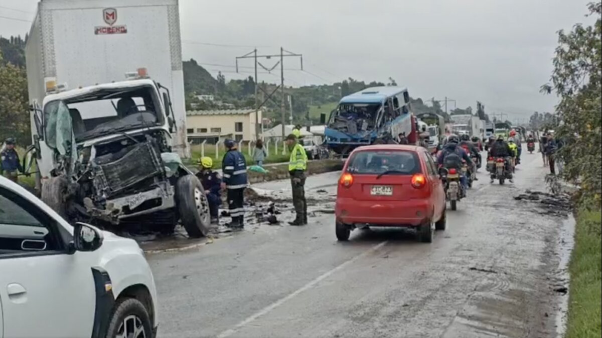 Fabio, el conductor que falleció en grave accidente de tránsito en vía de Cundinamarca Este es el conductor de bus que falleció en aparatoso accidente de tránsito en la vía que conduce de Zipaquirá a Ubaté (Cundinamarca).