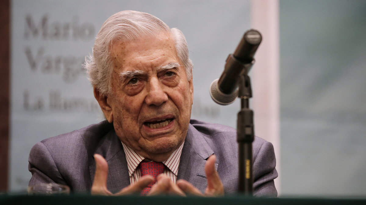 Hospitalizan a Mario Vargas Llosa por Covid El escritor y ganador del premio Nobel de literatura peruano-español Mario Vargas Llosa, de 87 años, se encuentra hospitalizado desde este sábado 1 de julio por Covid-19, esta es la segunda vez que el escritor se encuentra internado por Covid.