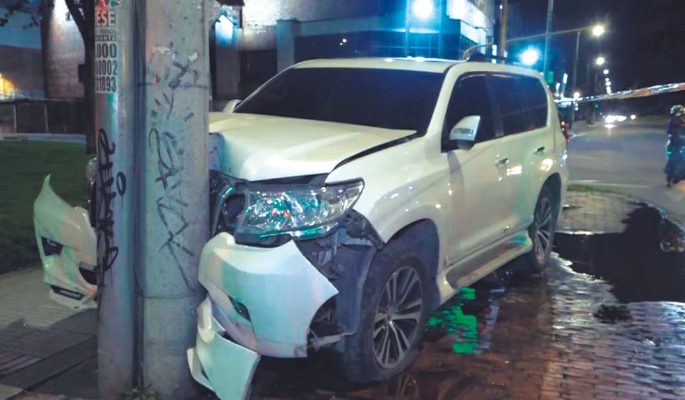 Inseguridad en Bogotá: hurto de carros, otro de los delitos sin control en la capital Un nuevo caso de hurto de una camioneta se registró la noche del martes en la localidad de Kennedy, cuando unos delincuentes armados amenazaron a los dueños de una camioneta de alta gama y los bajaron a la fuerza para huir con esta.