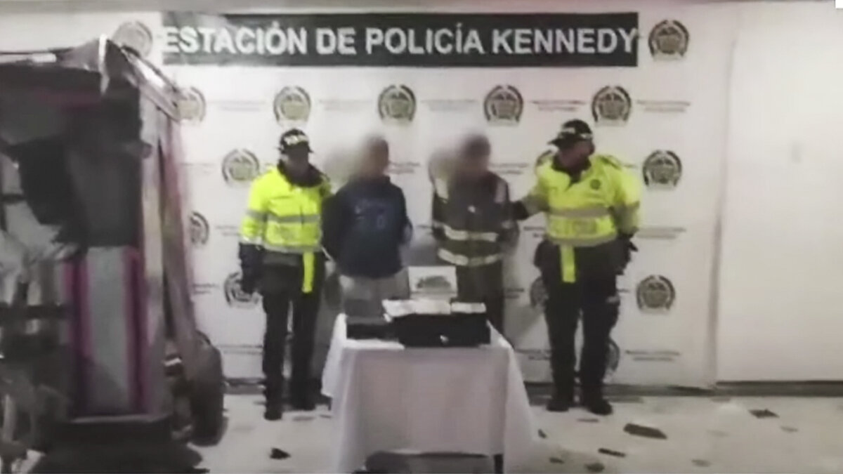 La Policía capturó a dos pillos que acababan de robar un supermercado en Kennedy La Policía Metropolitana de Bogotá capturó a dos delincuentes que acababan de robar un supermercado en el barrio Ciudad de Cali, en la localidad de Kennedy, estos bandidos violentaron la reja del establecimiento para poder ingresar al local y hurtar lo que se encontraba en su interior.