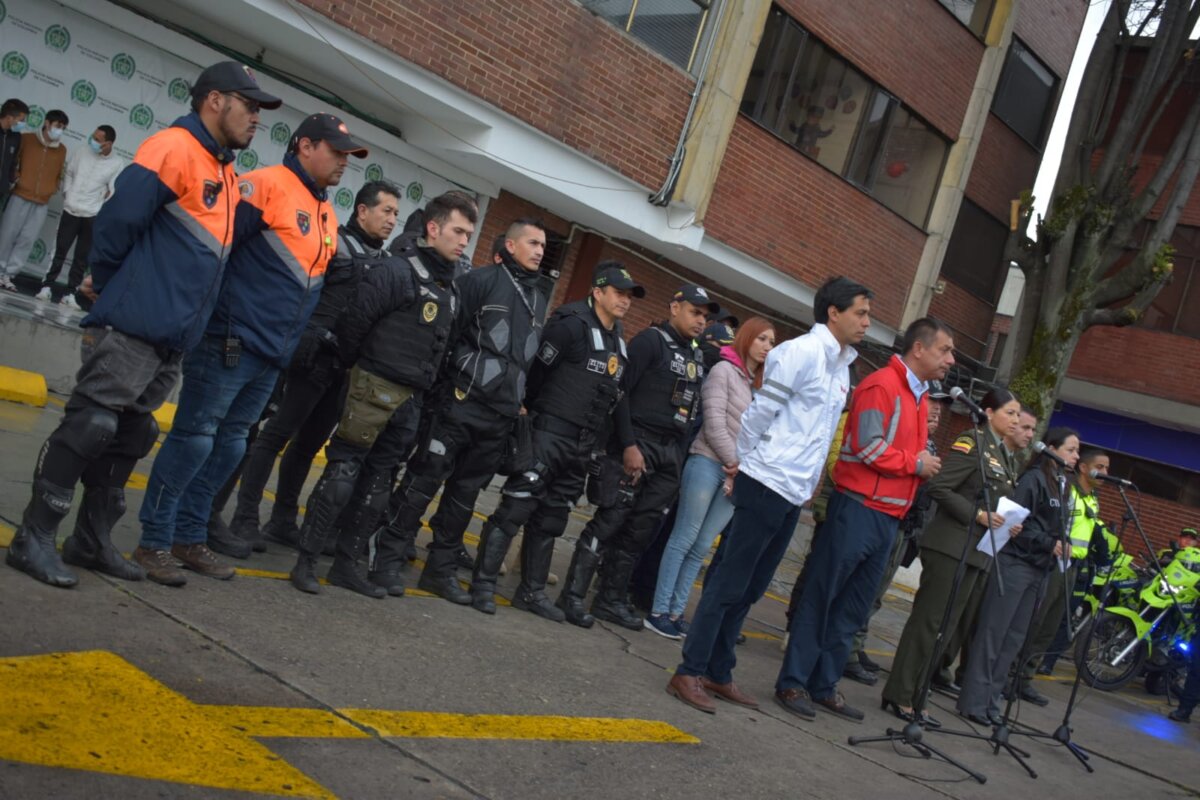 Moteros ayudarán a policías a combatir la delincuencia en Bogotá Moteros trabajarán de manera articulada con la Secretaría de Seguridad y la Policía Metropolitana de Bogotá para combatir el hurto y otros delitos en la ciudad.