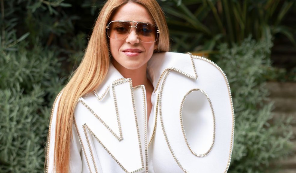Shakira lució arriesgado vestido en la semana de la moda en París Shakira derrochó elegancia en la Semana de la Moda de París, en donde asistió como invitada al desfile de la marca Viktor & Rolf.