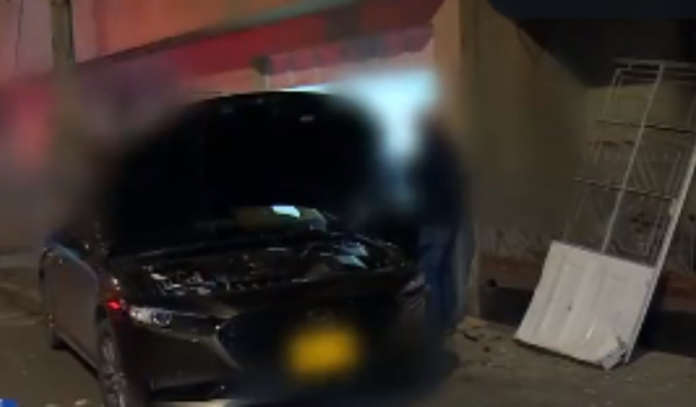 Estrelló su carro contra el garaje para que no se lo robaran El conductor del vehículo prefirió estrellarlo contra su garaje para que los ladrones no se lo llevaran.